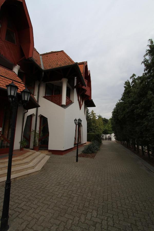 Grantek Udulohaz Hotel Balatonlelle Exterior photo