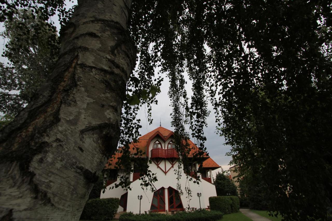Grantek Udulohaz Hotel Balatonlelle Exterior photo